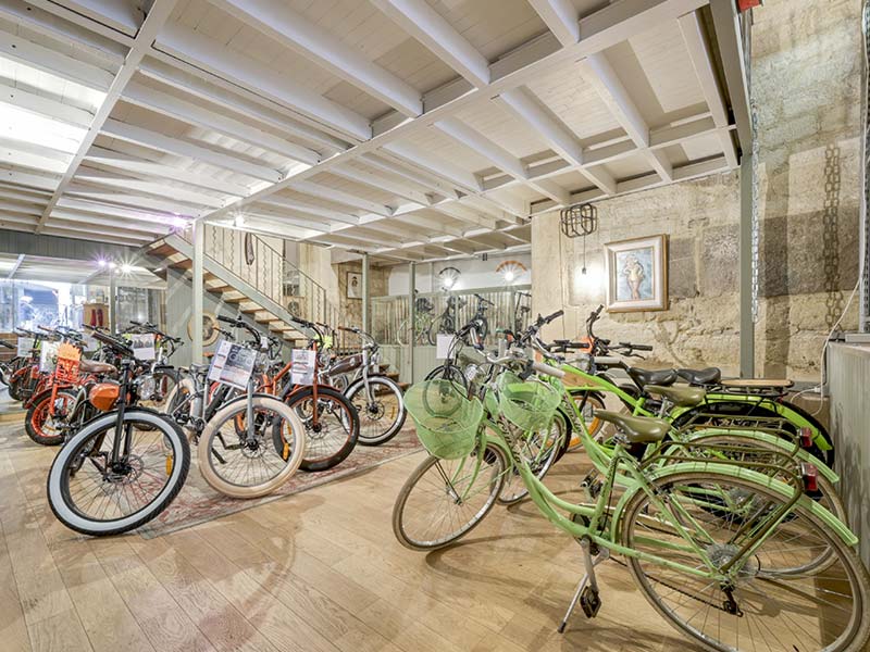 à l'intérieur du magasin Ebike Premium à Montpellier, plusieurs modèles de vélos électriques